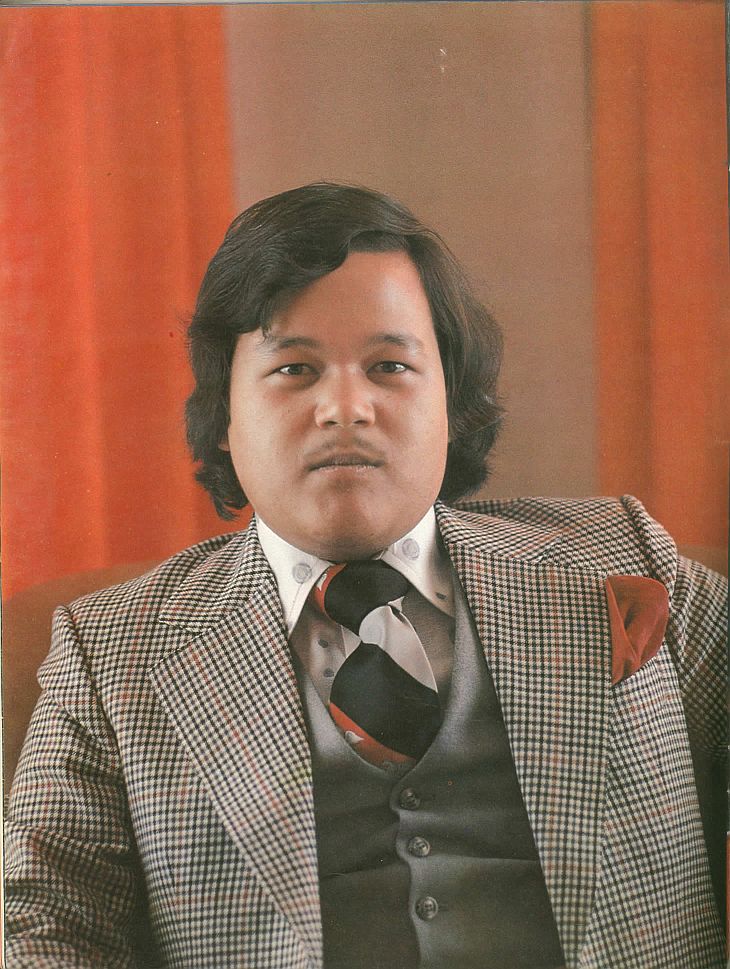 Prem Rawat (Maharaji) Looking A Trifle Unpleasant