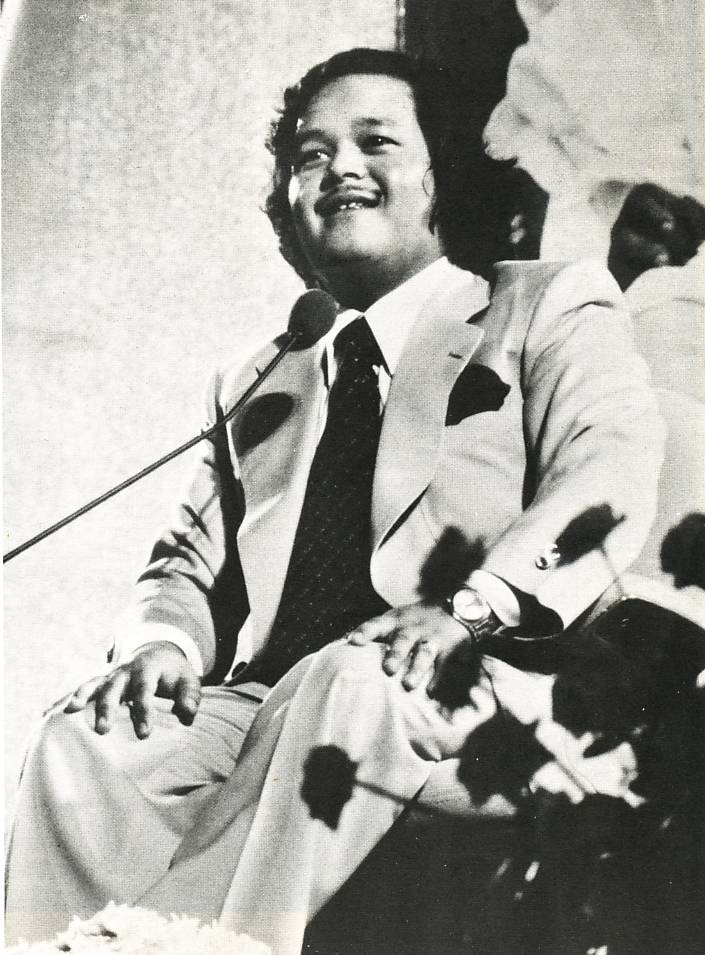 Prem Rawat Inspirational Speaker On Stage Hans Jayanti Festival Rome 1977