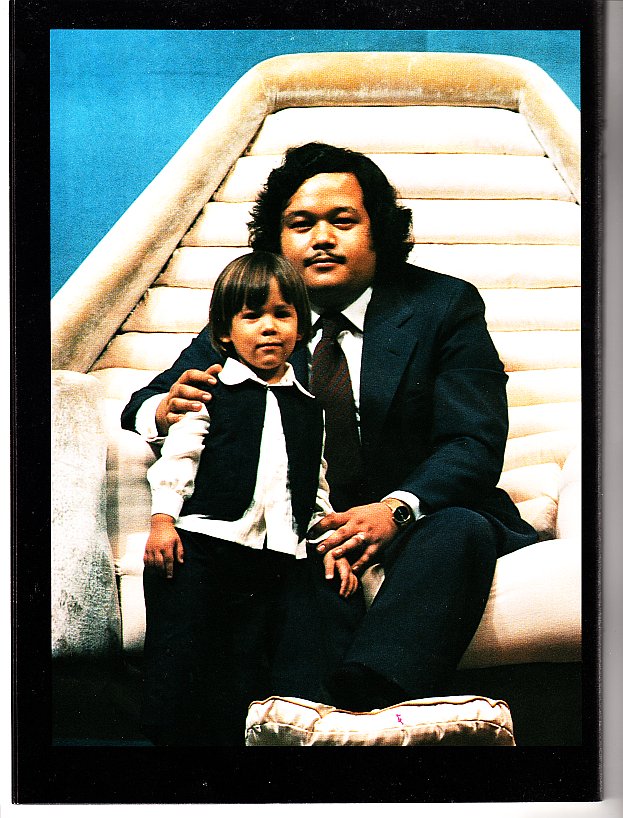 Prem Rawat (Maharaji) With Child On Stage at Hans Jayanti 1978