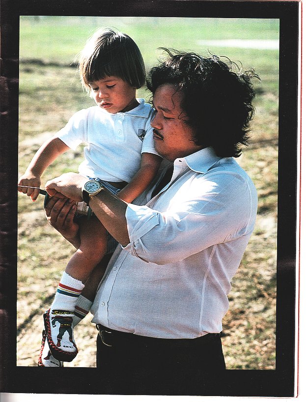 Prem Rawat (Maharaji) With Child at Hans Jayanti 1978