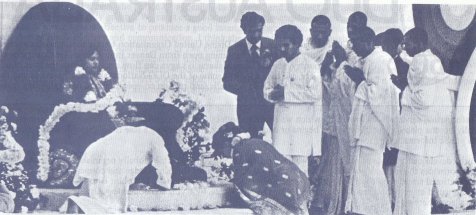 Prem Rawat's (aka Guru Maharaj Ji) wife kissing his feet in 1974