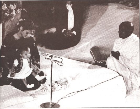 Marolyn Rawat aka Durga Ji with her daughter and 'Mahatma' Padarthanand at the Pacific Guru Puja (Guru Worship) in 1975