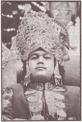 Prem Rawat aka Maharaji dressed as the God Krishna in 1975
