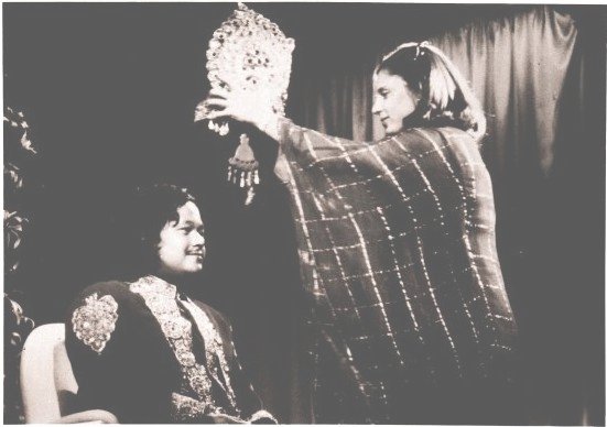 Prem Rawat aka Maharaji being crowned as the God Krishna by his wife in 1978