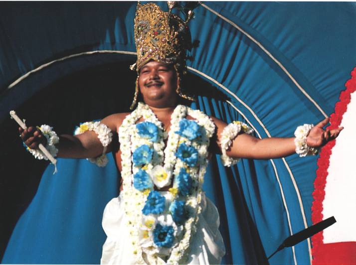 Maharaji (Prem Rawat) Dressed as Krishna Dances On Stage