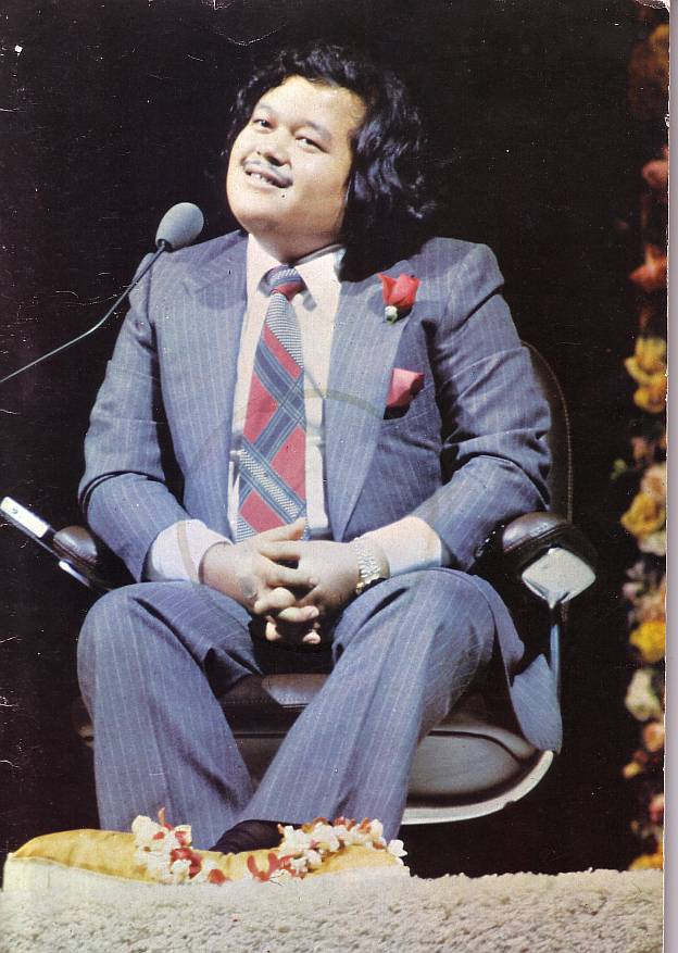 Prem Rawat Inspirational Speaker In A Striped Suit  On On Stage