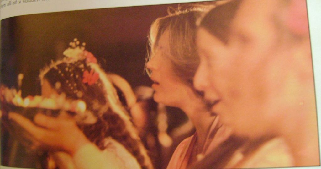 Prem Rawat's Wife, Marolyn Rawat, Sings Arti