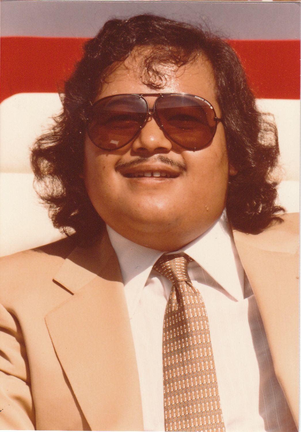 Prem Rawat (Maharaji) Photo On Stage On Throne in Sunglasses 1978