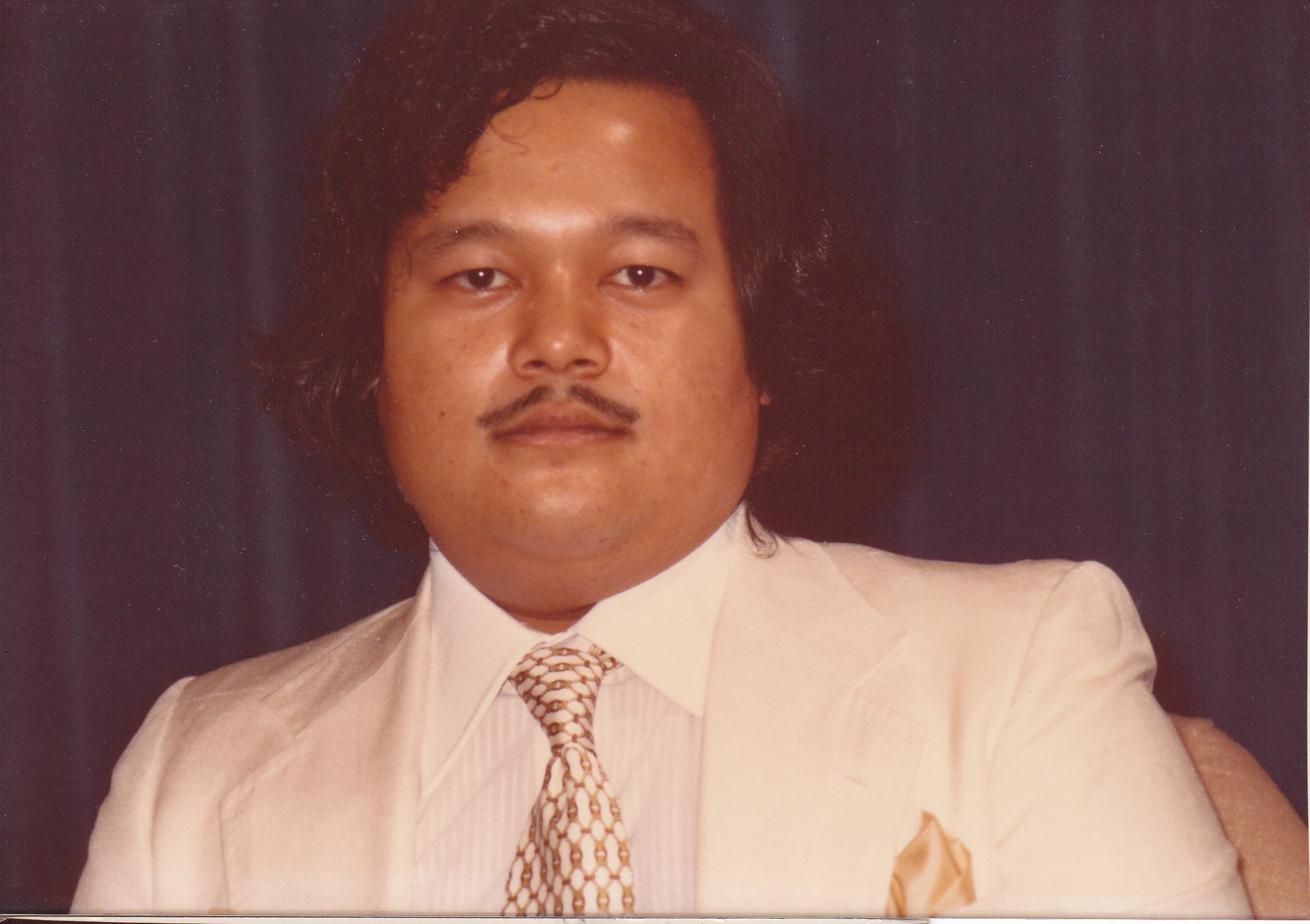 Prem Rawat (Maharaji) Photo On Stage In White Suit circa 1979