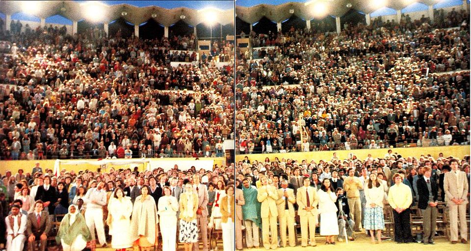 Prem Rawat addressing a crowd of 20,000 in 1979