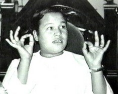 Maharaji speaks to an audience