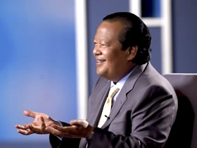 Maharaji addresses outdoor audience in Australia