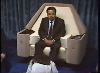 A line of people kissing Prem Rawat's feet