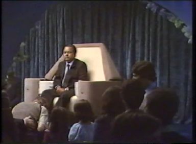 A line of people kissing Prem Rawat's feet