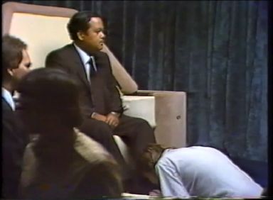 A line of people kissing Prem Rawat's feet
