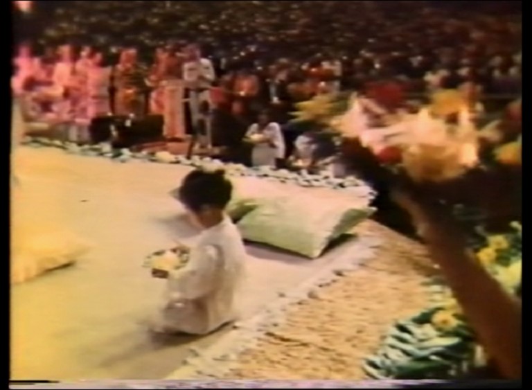 Puja to Prem Rawat with Arti 1977