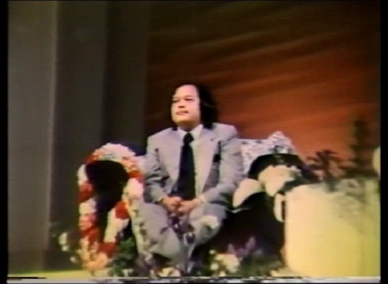 Puja to Prem Rawat with Arti 1977