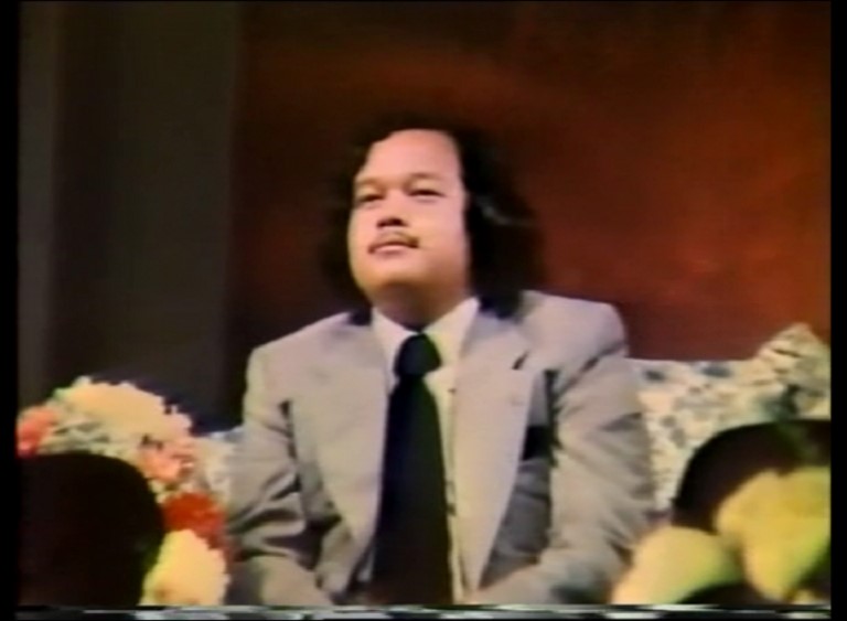Puja to Prem Rawat with Arti 1977
