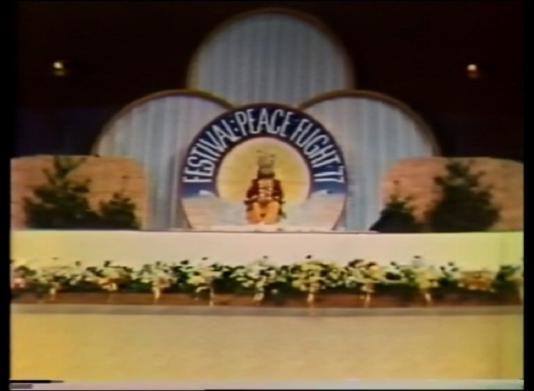 Puja to Prem Rawat with Arti 1977