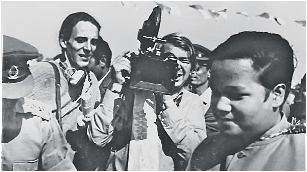 Savoldelli (left) and Jacques Sandoz filming in India (November 1971)